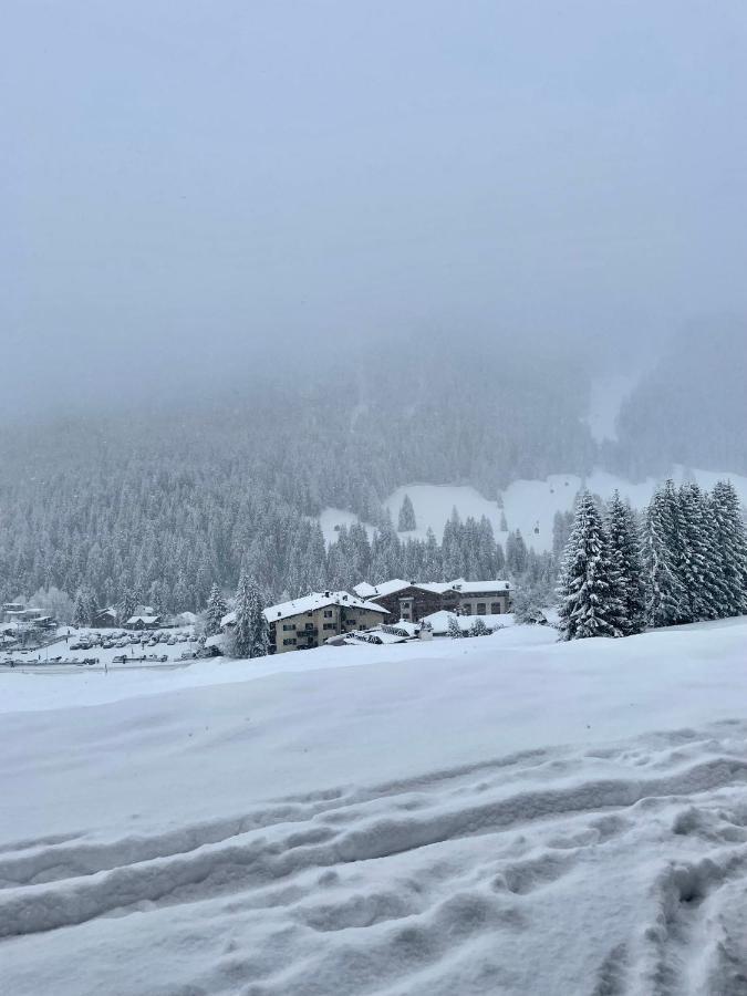 ラ・ヴィッラSurrounded By Green - Luxury Chalet At The Foot Of The Dolomitesアパートメント エクステリア 写真